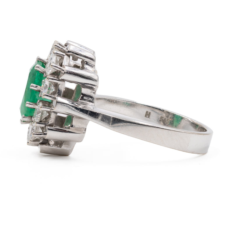 Anello vintage a margherita in oro bianco 14k con smeraldo (1,30ct)  e diamanti (0,90ctw), anni '60