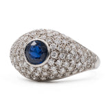 Bague vintage en or blanc 18 carats avec saphir (0,80 ct) et pavé de diamants (1 ct au total)