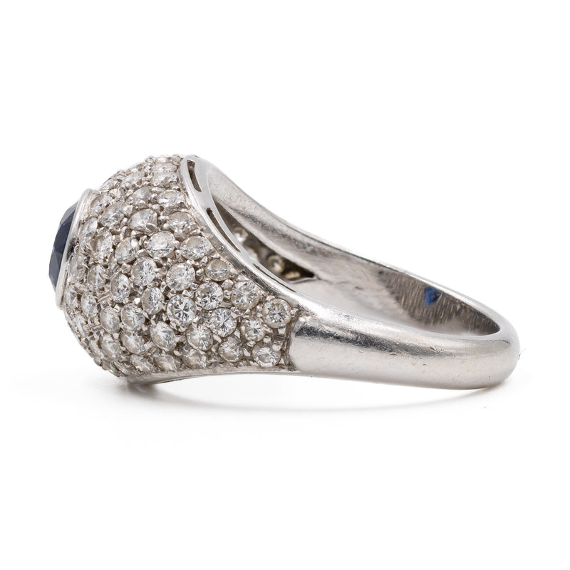 Anello vintage in oro bianco 18k con zaffiro (0,80ct) e pavé di diamanti (1ctw)