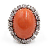 Anel de coquetel vintage em ouro branco 14K com coral laranja e diamantes (aproximadamente 0.80 ct), década de 60.