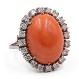 Anel de coquetel vintage em ouro branco 14K com coral laranja e diamantes (aproximadamente 0.80 ct), década de 60.
