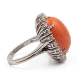 Anel de coquetel vintage em ouro branco 14K com coral laranja e diamantes (aproximadamente 0.80 ct), década de 60.