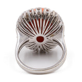Anel de coquetel vintage em ouro branco 14K com coral laranja e diamantes (aproximadamente 0.80 ct), década de 60.