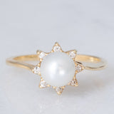 Anello a margherita vintage in oro giallo 14K con perla bianca e diamanti di taglio brillante (0.08ctw ca.), anni ‘60