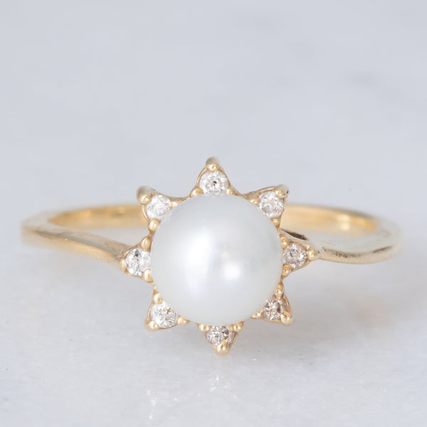 Anello a margherita vintage in oro giallo 14K con perla bianca e diamanti di taglio brillante (0.08ctw ca.), anni ‘60