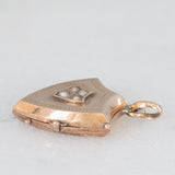 Ciondolo portafoto antico a forma di scudo in oro giallo 9K con perline bianche, primi del ‘900