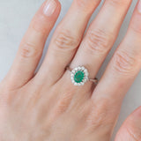 Anello a margherita vintage in oro bianco 14K con smeraldo (0.40ct ca.) e diamanti di taglio brillante (0.20ctw ca.), anni ‘80