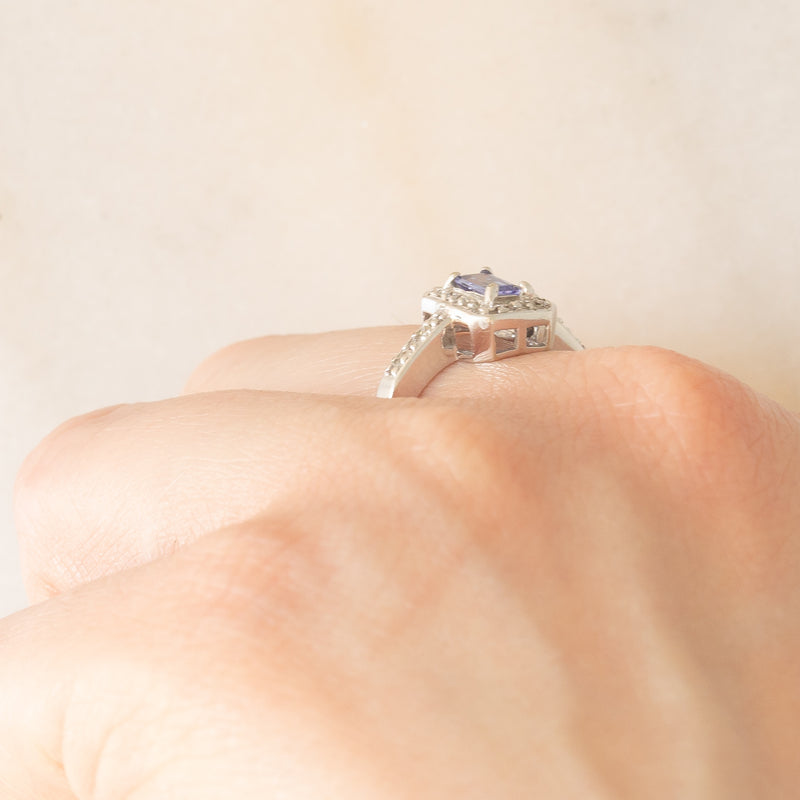 Anello a margherita in oro bianco 9K con tanzanite (0.30ct ca.) e diamanti (0.15ctw ca.), anni ‘90