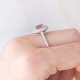 Anello a margherita moderno in platino con rubino (1.51ct) e diamanti (0.72ctw), anni ‘2000