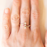 🌷 Jugendstil-Doppeltrilogie aus 18 Karat Gelbgold und Platin mit synthetischen Rubinen (ca. 0.25 ctw) und alten Diamanten im europäischen Schliff (ca. 0.35 ctw), 20er Jahre