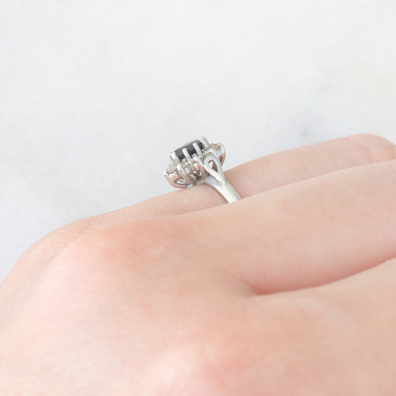 Anello a margherita vintage in platino con zaffiro (0.45ct ca.) e diamanti (0.14ctw ca.), anno 2006