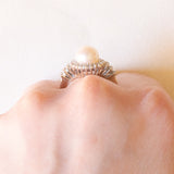 Anello vintage in oro bianco 18K con perla bianca e diamanti (0.34ctw ca.), anni ‘60/‘70