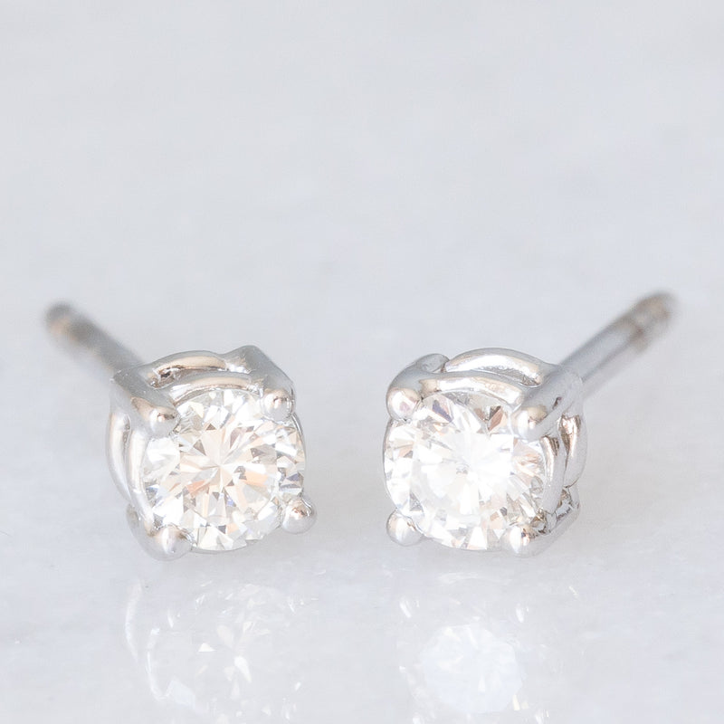 Orecchini punto luce in oro bianco 18K con diamanti di taglio brillante (0.28ctw ca.)