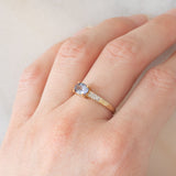Solitario moderno in oro giallo 9K con tanzanite (0.70ct ca.) e zirconi bianchi