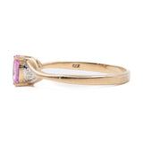 ANELLO VINTAGE IN ORO GIALLO 9K CON ZAFFIRO ROSA (0.44CT) E DIAMANTI