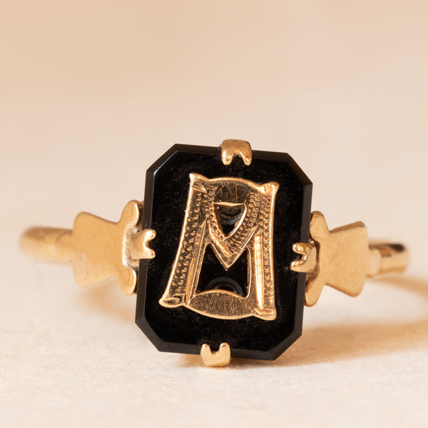 Anello antico in oro giallo 9K e con onice con lettera gotica “M”/“W”, anni ‘30