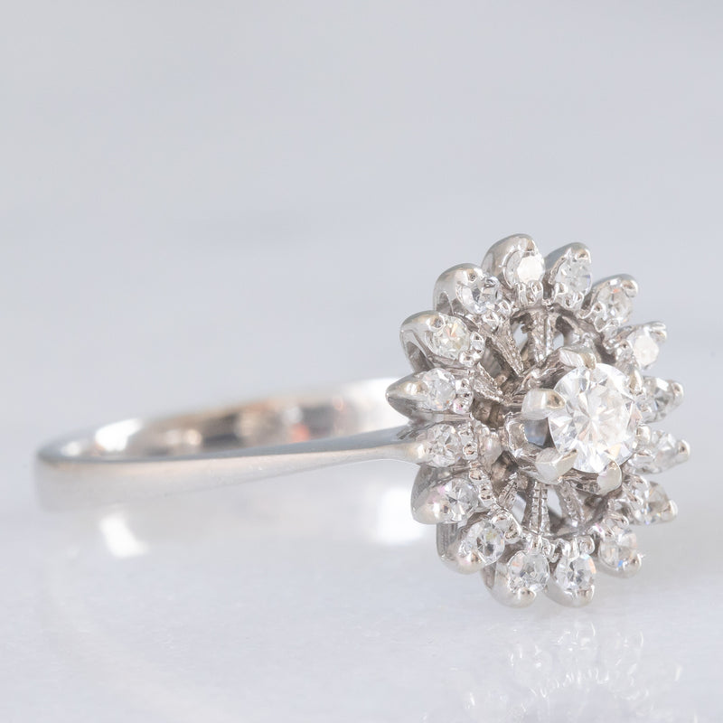 Anello a margherita in oro bianco 18K con diamanti (0.32ctw ca.), anni ‘70
