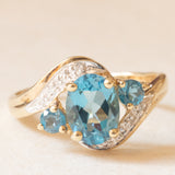 Anello vintage in oro giallo e bianco 9K con topazi azzurri (1.30ctw ca.) e diamanti, anni ‘90/anni ‘2000