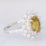 Anello a fiore vintage in platino con topazio verde (2.76ct) e diamanti (1.11ctw), anni ‘2000
