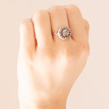 Antiker Gänseblümchenring aus 14 Karat Gelbgold und Silber mit zentralem Diamanten im Rose-Coroné-Schliff (ca. 0.60 ct) und seitlichen Diamanten im Rosettenschliff, Ende des 800./Anfang des 900. Jahrhunderts