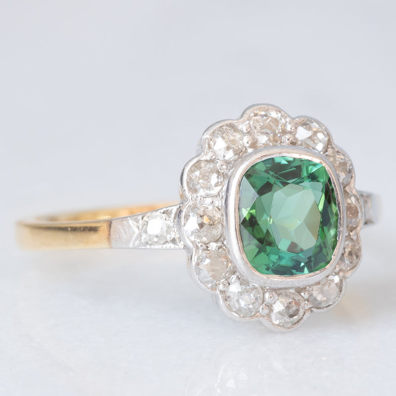 Anello a margherita antico in oro giallo 18K con tormalina verde (1ct ca.) e diamanti di taglio vecchia miniera (0.50ctw ca.), anni ‘20/‘30