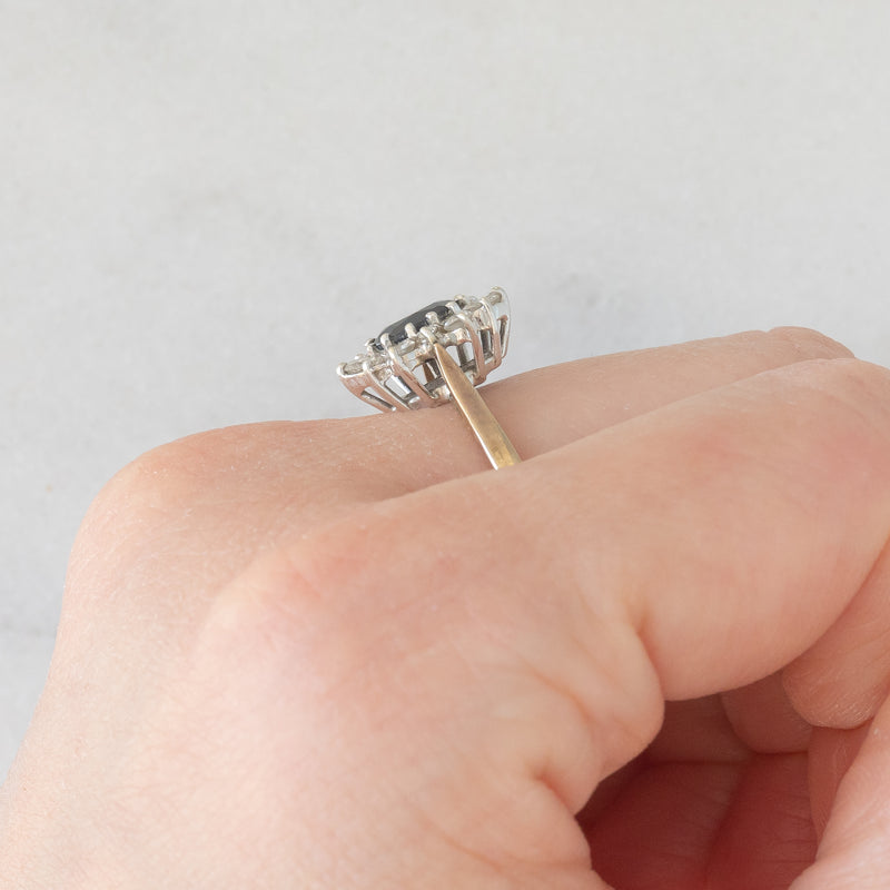 Anello a margherita vintage in oro giallo 9K con zaffiro (1ct ca.) e diamanti di taglio brillante (0.33ctw ca.), anno 1987