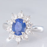 Anello a margherita in platino con zaffiro (1.66ct ca.) e diamanti di taglio brillante (0.88ctw ca.), anni ‘90