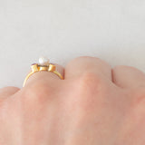 Trilogie vintage en or jaune 18 carats avec rubis (environ 0.14 ct) et perle blanche, années 60/70