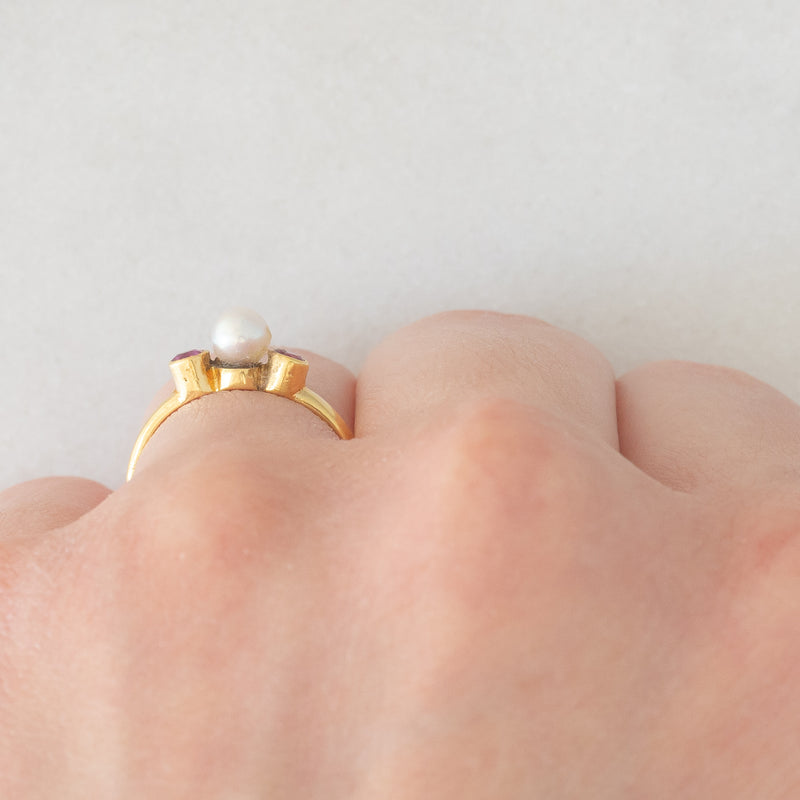 Trilogy vintage in oro giallo 18K con rubini (0.14ctw ca.) e perla bianca, anni ‘60/‘70