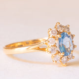 Vintage-Gänseblümchenring aus 18-karätigem Gelbgold mit blauem Topas (ca. 0.80 ct) und Diamanten im Brillantschliff (ca. 0.50 ctw), 70er Jahre