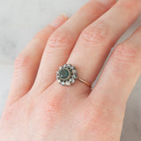 Anillo antiguo de oro amarillo de 14 quilates y plata con margaritas, topacio azul (aprox. 0.40 ct) y diamantes talla rosa (aprox. 0.22 ct), principios del siglo XX.