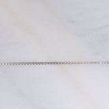 Collier vintage con ciondolo a margherita in oro bianco 14K con zaffiro (1.70ct ca.) e diamanti di taglio brillante (1.10ctw ca.), anni ‘70/‘80