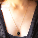 Vintage-Halskette mit Kette aus 9-karätigem Gelbgold und Anhänger aus 9-karätigem Gelbgold mit Mosaik aus Onyx und schmetterlingsförmigem Triplett-Opal
