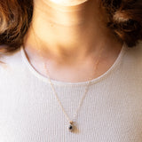 Vintage-Halskette mit Kette aus 9-karätigem Gelbgold und Gänseblümchen-Anhänger aus 9-karätigem Gelb- und Weißgold mit Saphir (ca. 0.40 ct) und Diamanten (ca. 0.12 ctw)