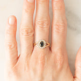 Anello a margherita in oro giallo 9K con zaffiro (0.60ct ca.) e diamanti (0.05ctw ca.), anni ‘70/‘80