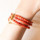 Vintage dreisträngiges Armband aus orangefarbenen Korallenperlen mit Verschluss aus 14 Karat Gelbgold und orangefarbener Koralle, 60er Jahre