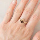 Anello Claddagh vintage in oro giallo 9K con granato di taglio a cuore (0.50ct ca.)