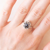 Vintage-Gänseblümchenring aus 14-karätigem Weißgold mit Saphir (ca. 0.70 ct) und Diamanten im Brillantschliff (ca. 0.20 ctw), 70er Jahre
