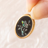 Vintage-Halskette mit Kette aus 9-karätigem Gelbgold und Anhänger aus 9-karätigem Gelbgold mit Triplett-Opal mit Rosenmuster und Dornen