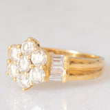 *RISERVATO* SALDO Anello a margherita vintage in oro giallo 18K con diamanti di taglio brillante e di taglio baguette (1ctw ca.), anni ‘70