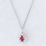 Collana vintage con ciondolo a margherita in oro bianco 14K con rubino di taglio a goccia (0.65ct ca.) e diamanti di taglio brillante (0.35ctw ca.), anni ‘80