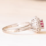 Vintage-Gänseblümchenring aus 18-karätigem Weißgold mit Rubinen (ca. 1 ct) und Diamanten im Brillantschliff (ca. 0.65 ctw), 70er Jahre