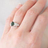 Anello vintage in platino con tsavorite (0.94ct) e due fiori di diamanti (0.78ctw), anni ‘90/anni ‘2000