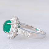 Anello a margherita in platino con smeraldo cabochon (1.35ct) e diamanti (1.13ctw), anni ‘70/‘80