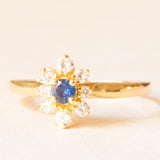 Vintage 14K yellow gold daisy ring with sapphire (approx. 0.20ct) and brilliant cut diamonds (approx. 0.26ctw), 70s