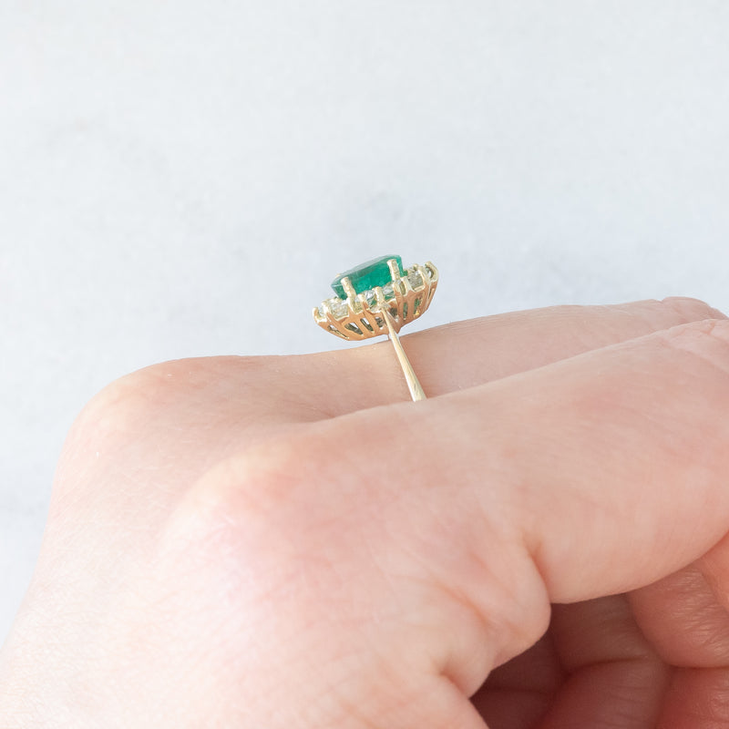 Anello a margherita vintage in oro giallo 18K e 14K con smeraldo (0.60ct ca.) e diamanti di taglio brillante (0.30ctw ca.), anni ‘70/‘80