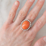 Anel de coquetel vintage em ouro branco 14K com coral laranja e diamantes (aproximadamente 0.80 ct), década de 60.
