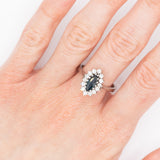 Anello a margherita navette vintage in oro bianco 14K con zaffiro (0.60ct ca.) e diamanti (0.42ctw ca.), anni ‘70