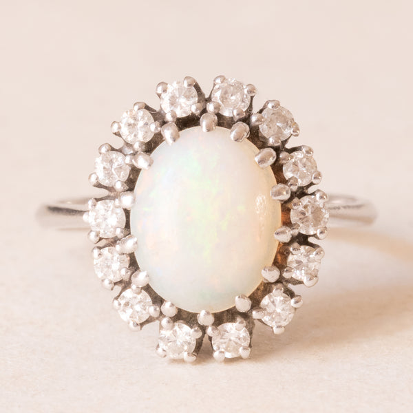 Anello a margherita vintage in oro bianco 14K con opale (1.70ct ca.) e diamanti di taglio brillante (0.40ctw ca.), anni ‘60