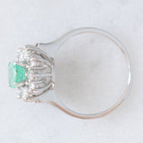 Anello a margherita vintage in oro bianco 14K con smeraldo (1ct ca.) e diamanti di taglio brillante (0.72ctw ca.), anni ‘70/‘80
